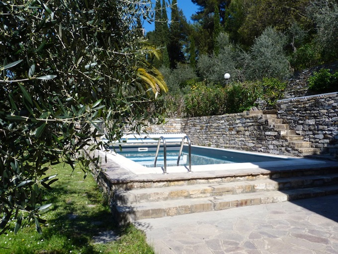 The swimming pool at the country villa in Imperia