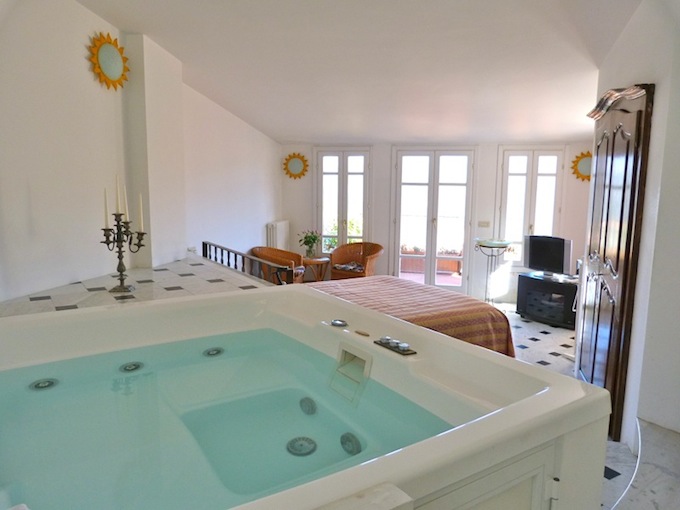 Hydro massage bathtub in Manor House in Perinaldo