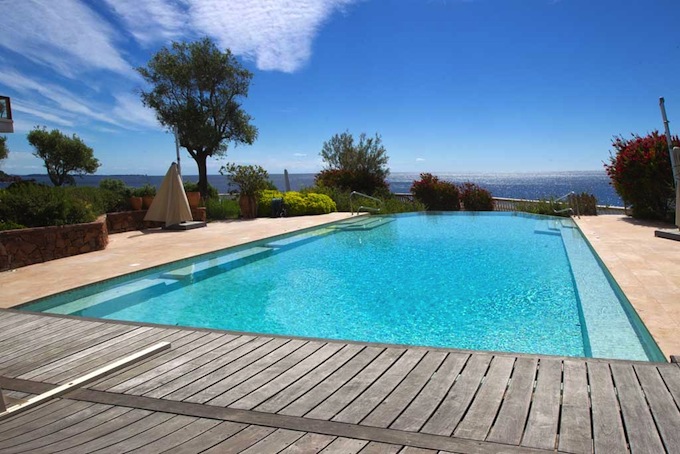 The swimming pool with magnificent views in Théoule-sur-Mer