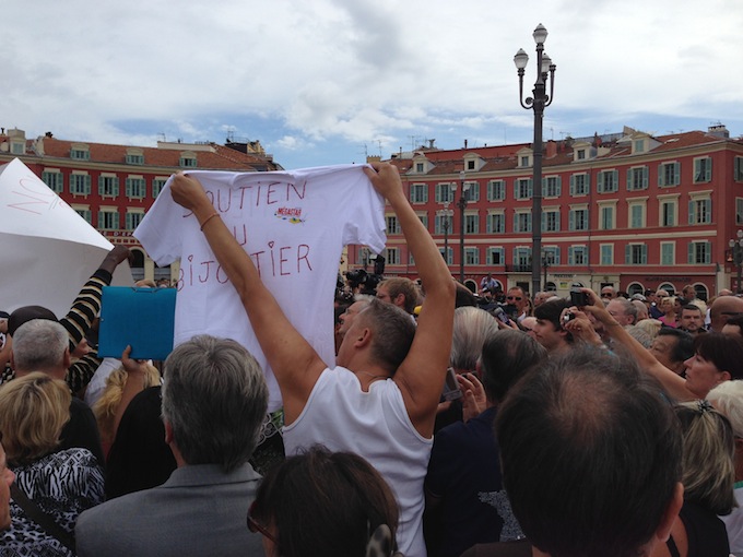 People in Place Masséna supporting the jeweller who shot dead a robber