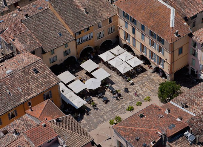 The main square in Valbonne vu du ciel