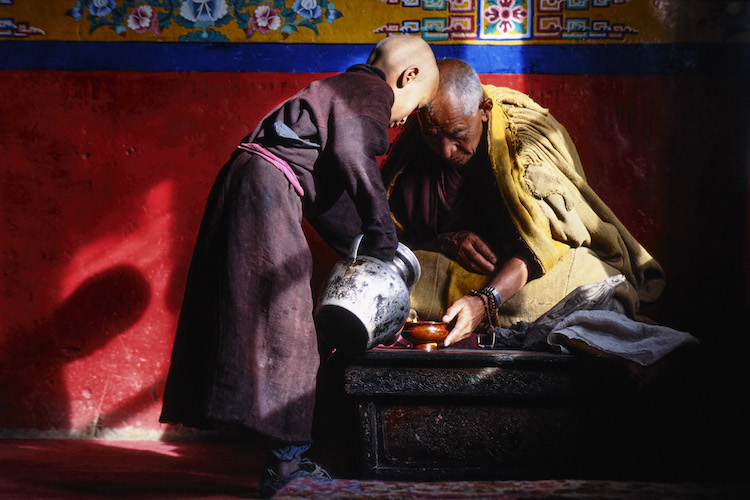 Inde - Province du Jammu Cachemire -  Ladakh - Vallée de la Nubra - Monastère bouddiste de Diskit - moine novice et son maitre spirituel // India. Province of  Jammu Cachemire. Ladakh . Valley of Nubra. Bouddhist monastery of Diskit. Novice monk and his spiritual master.