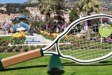 Tennis racquet at Place du Casino in Monte-Carlo © RIVIERA BUZZ