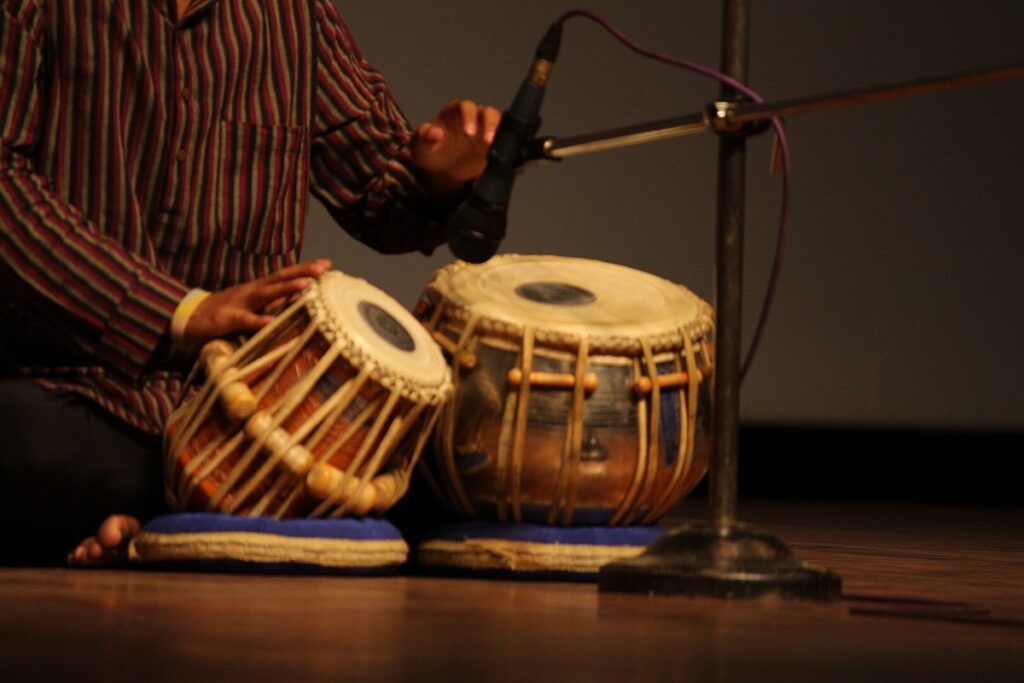 Tabla playing By Rounik Ghosh - Own work, CC BY-SA 4.0, https://commons.wikimedia.org/w/index.php?curid=56885355