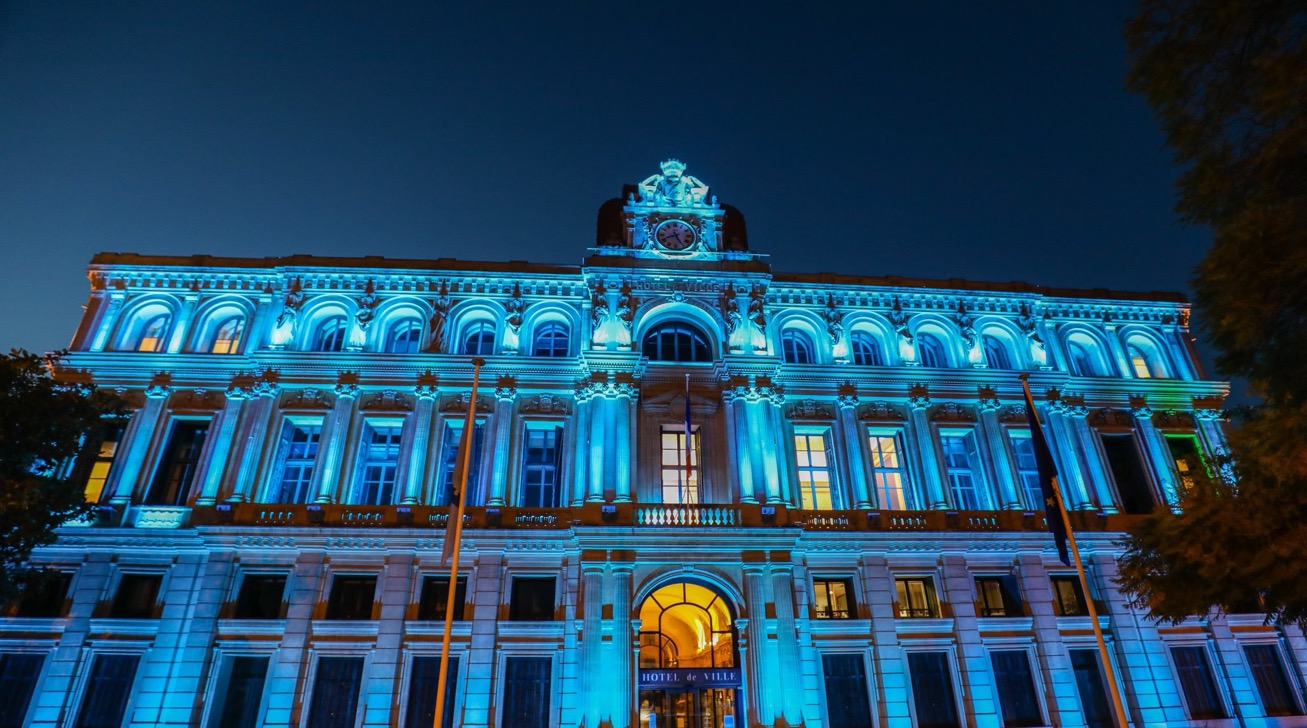 Hôtel de Ville in Cannes lit up blue fro Movember