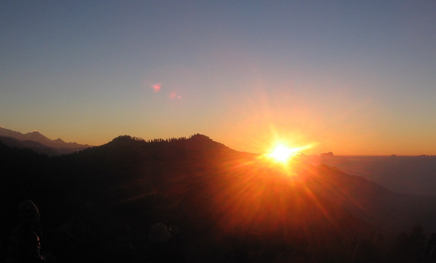 Sunrise seen from Poon Hill - By Sdhital - Own work, CC BY-SA 4.0, https://commons.wikimedia.org/w/index.php?curid=59430987