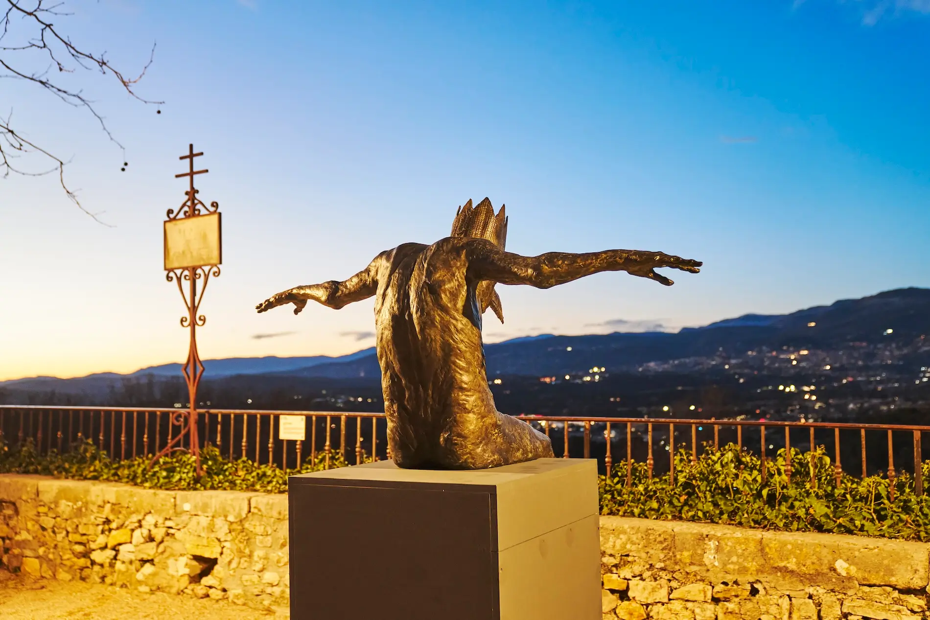Beth Carter - King of the Birds II - dusk at Mougins Monumental 2026, photo credit Stuart Mitchell