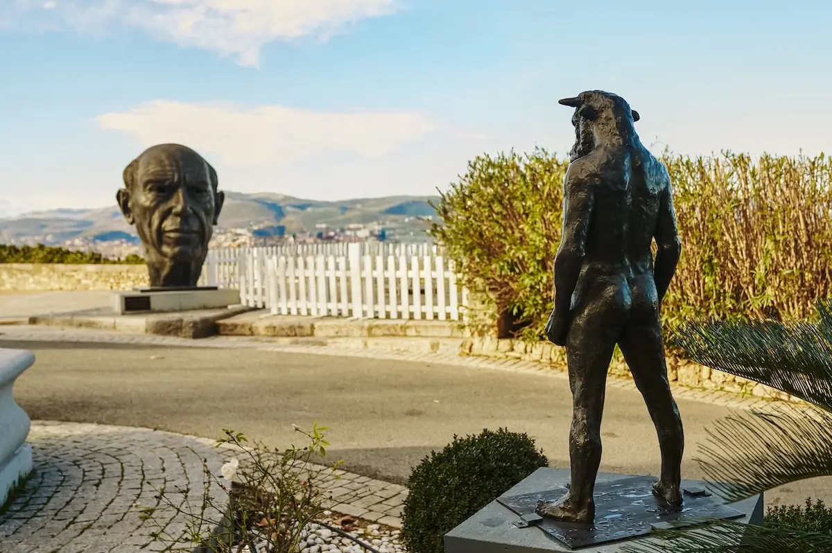 Beth Carter - Standing Minotaur I facing La Tête de Picasso by Gabriël Sterk - Mougins Monumental 2026, photo credit Stuart Mitchell-2