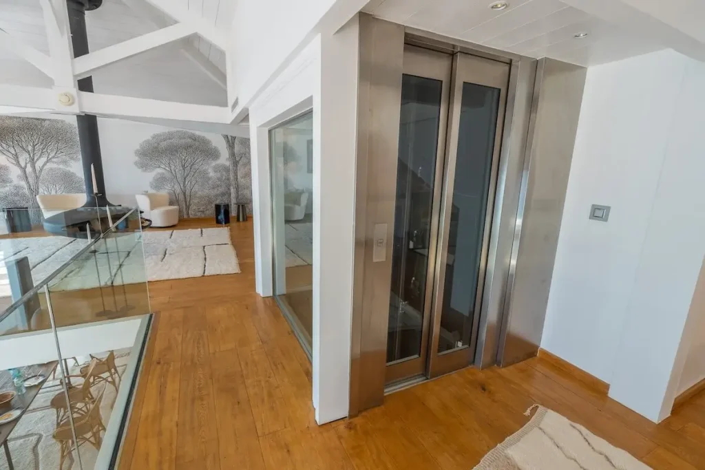 Villa Hélios – Le Trayas - auction - elevator/lift/ascenseur