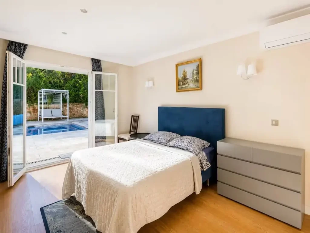 French Riviera Rental villa in Cap d'Antibes - bedroom