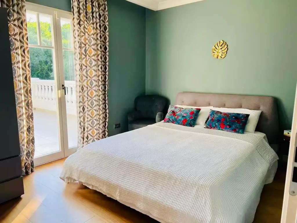 French Riviera Rental villa in Cap d'Antibes - bedroom