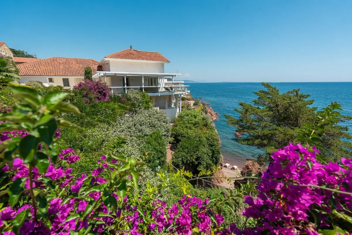 Villa Hélios – Le Trayas - auction - view of side of dining terrace