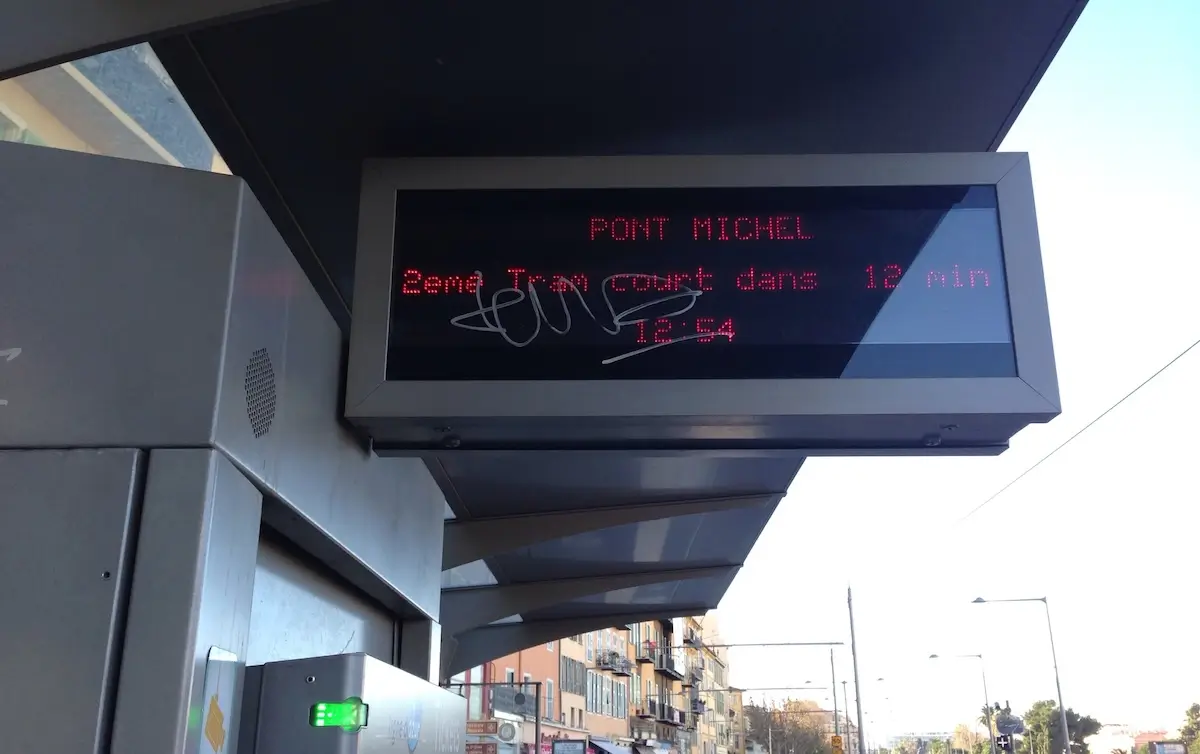 Nice Arrêt de Tram Ligne T1 - photo © RIVIERA BUZZ