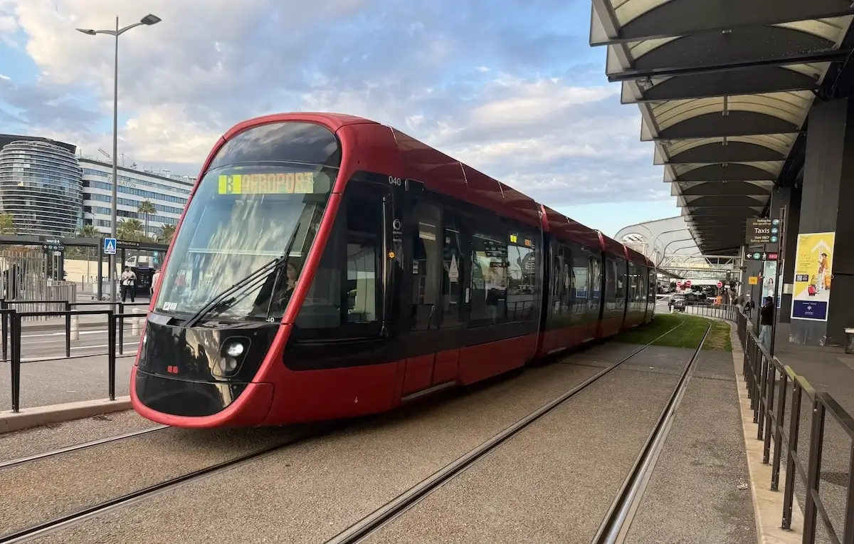 Nice Tram Ligne T2 - airport - photo © RIVIERA BUZZ