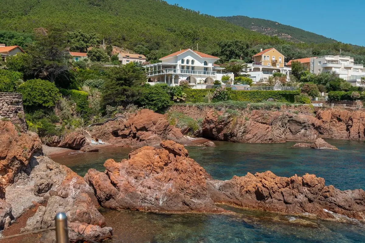 Villa Hélios – Le Trayas - auction - view of villa and sea