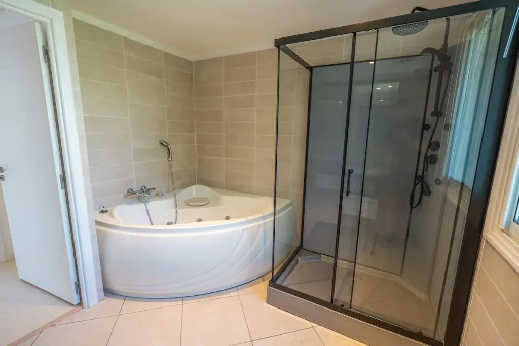 Villa Hélios – Le Trayas - auction - bathroom