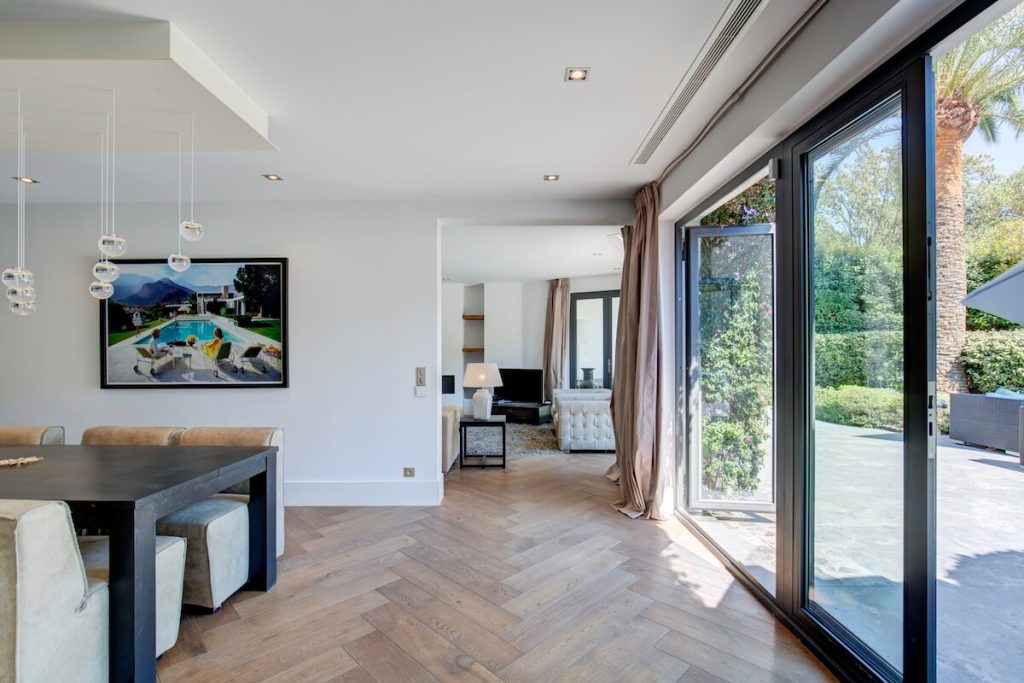 Contemporary villa in Mougins - dining