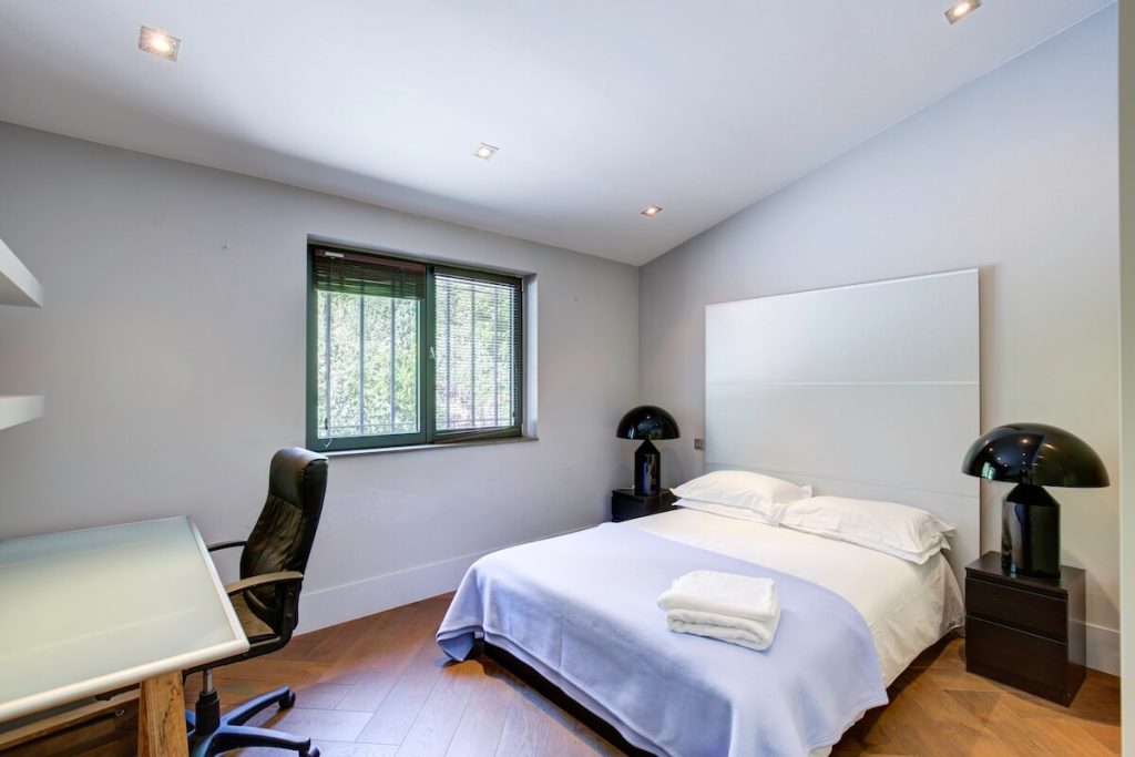 Contemporary villa in Mougins - bedroom