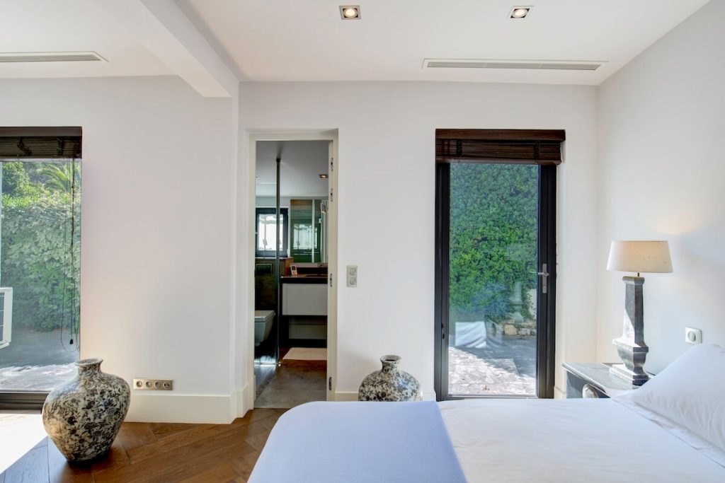 Contemporary villa in Mougins - bedroom
