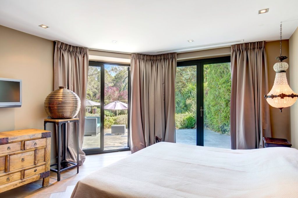 Contemporary villa in Mougins - bedroom