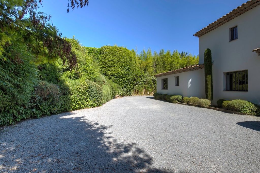 Contemporary villa in Mougins - exterior