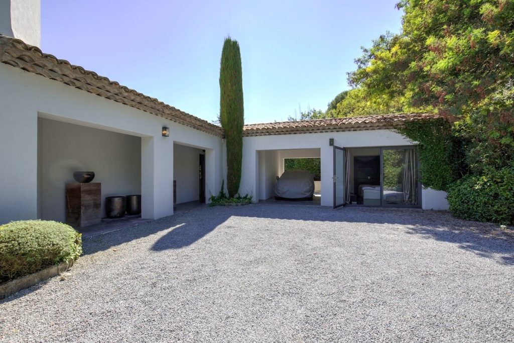 Contemporary villa in Mougins - exterior