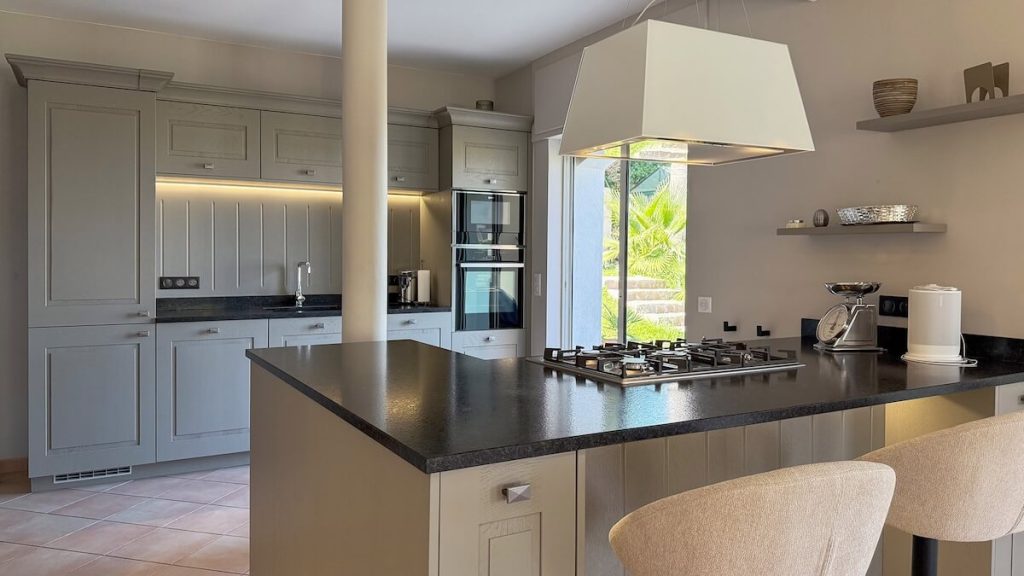 Rental villa in Antibes kitchen
