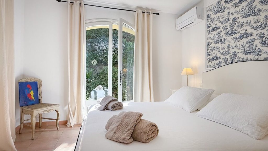 Rental villa in Antibes bedroom