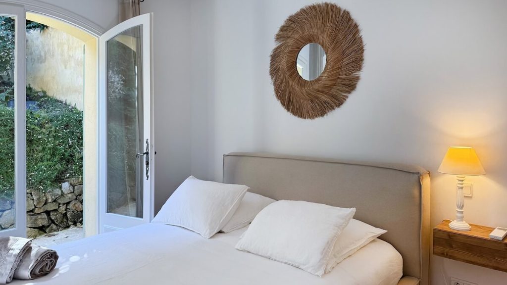 Rental villa in Antibes bedroom