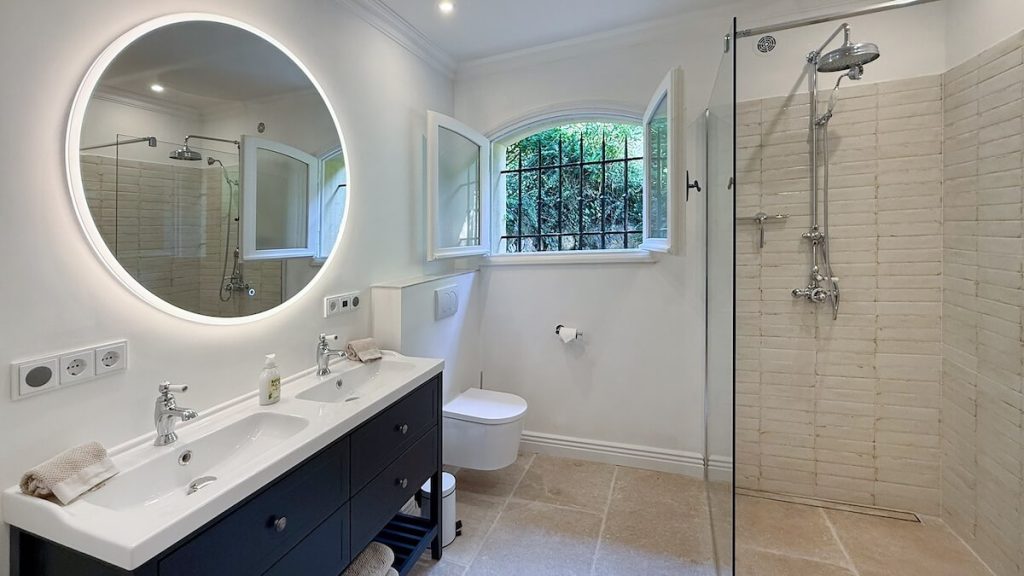 Rental villa in Antibes bathroom