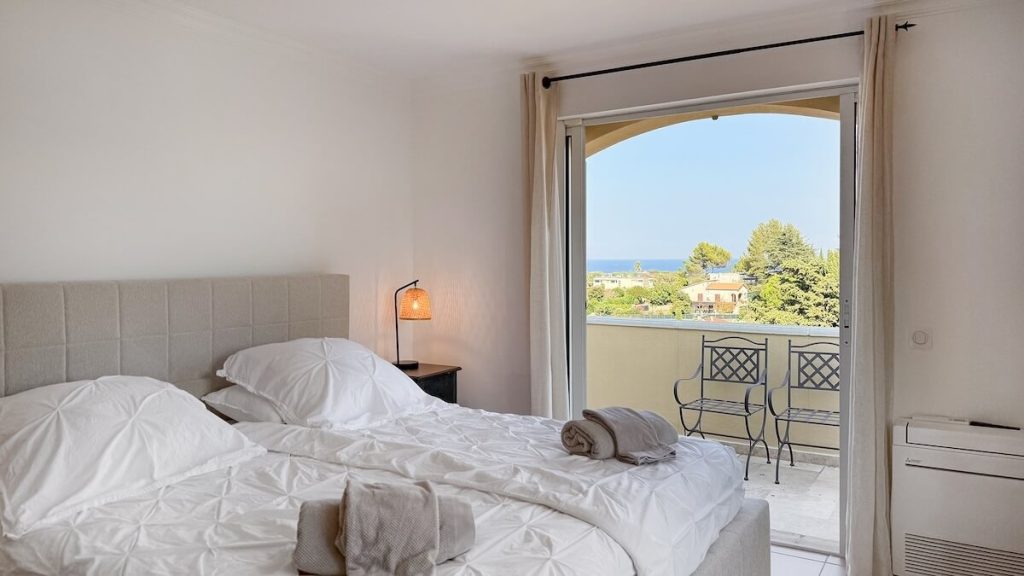 Rental villa in Antibes bedroom