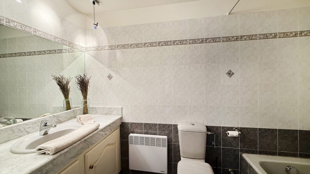 Rental villa in Antibes bathroom