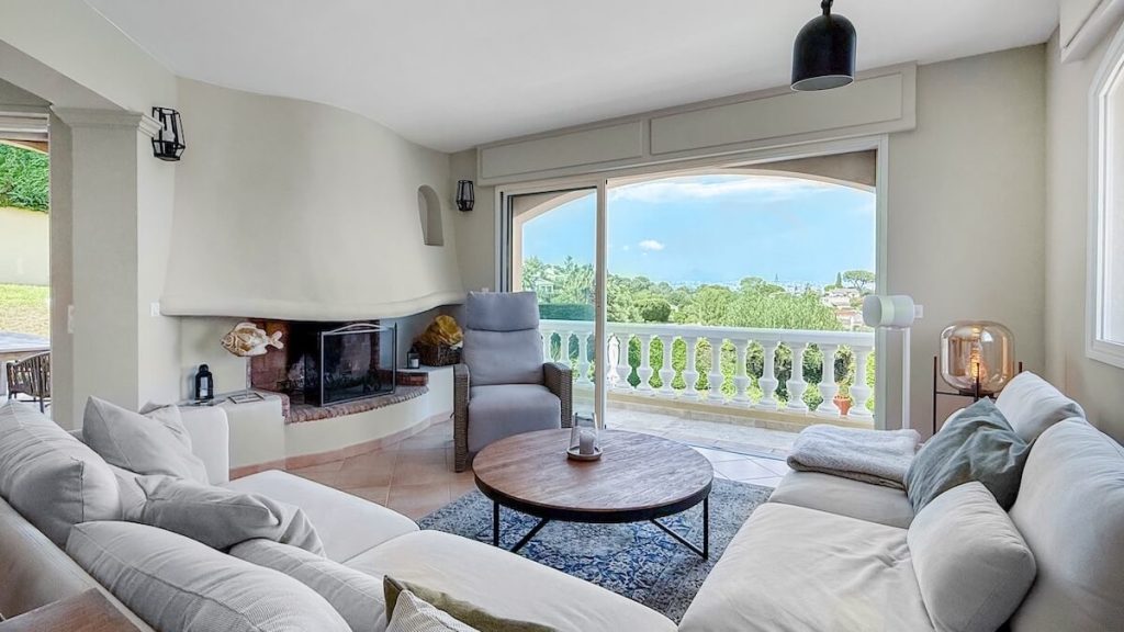 Rental villa in Antibes living