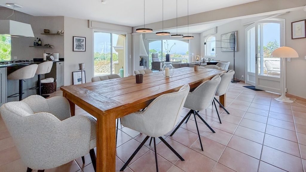 Rental villa in Antibes dining