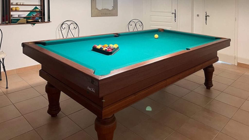 Rental villa in Antibes pool table