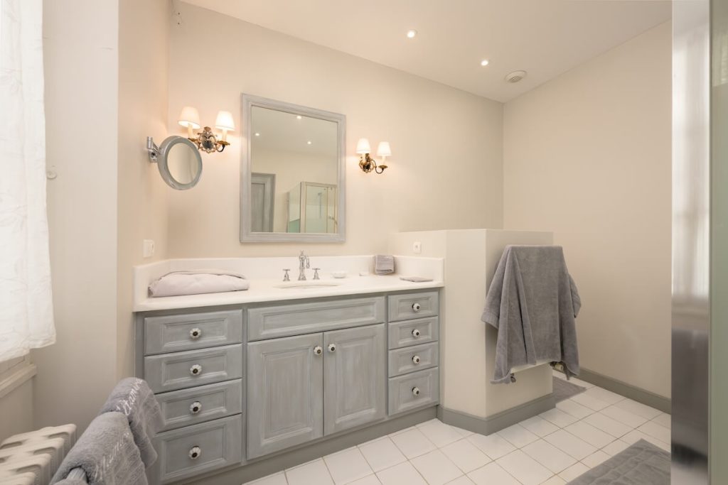 Rental property of the week Châteauneuf-Grasse - bathroom