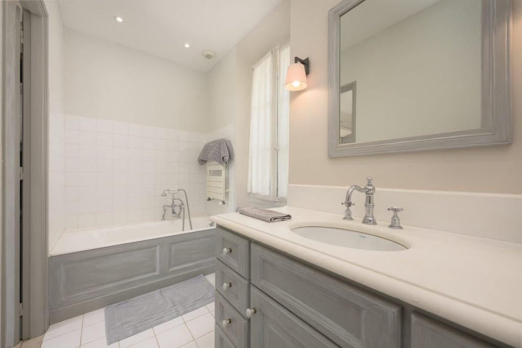 Rental property of the week Châteauneuf-Grasse - bathroom