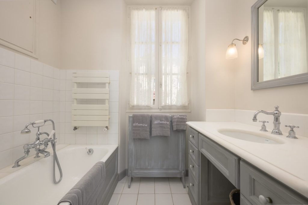Rental property of the week Châteauneuf-Grasse - bathroom