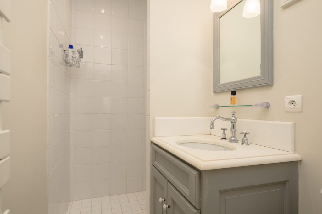 Rental property of the week Châteauneuf-Grasse - bathroom